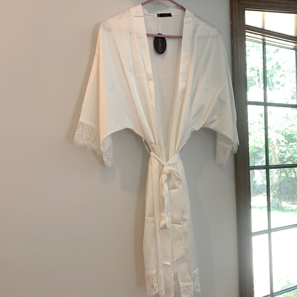White Lace Robe - Picture 2 of 3